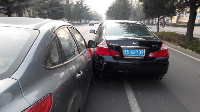 [转帖]等红灯时前面的车坏了，后面的车实线变道算违章吗？