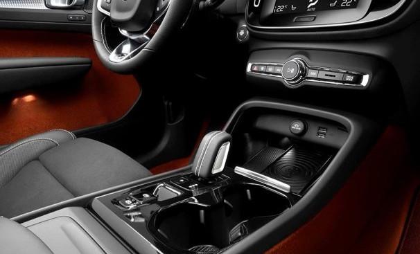 车头两把锤子，配上晃眼的价格，这车在国内要被BBA打得满地找牙