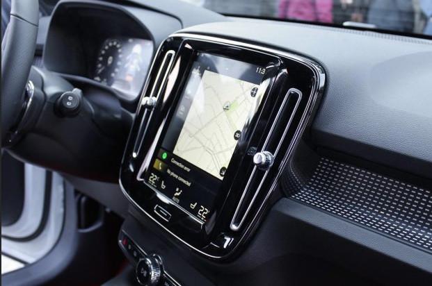 车头两把锤子，配上晃眼的价格，这车在国内要被BBA打得满地找牙