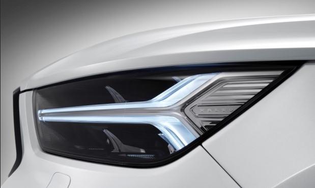 车头两把锤子，配上晃眼的价格，这车在国内要被BBA打得满地找牙