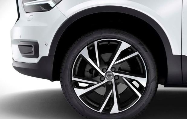 车头两把锤子，配上晃眼的价格，这车在国内要被BBA打得满地找牙