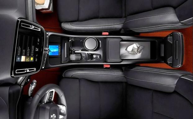 车头两把锤子，配上晃眼的价格，这车在国内要被BBA打得满地找牙