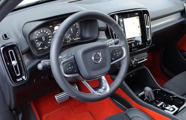 车头两把锤子，配上晃眼的价格，这车在国内要被BBA打得满地找牙