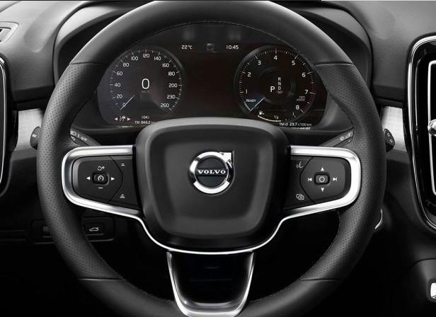 车头两把锤子，配上晃眼的价格，这车在国内要被BBA打得满地找牙