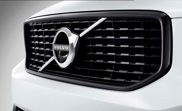 车头两把锤子，配上晃眼的价格，这车在国内要被BBA打得满地找牙