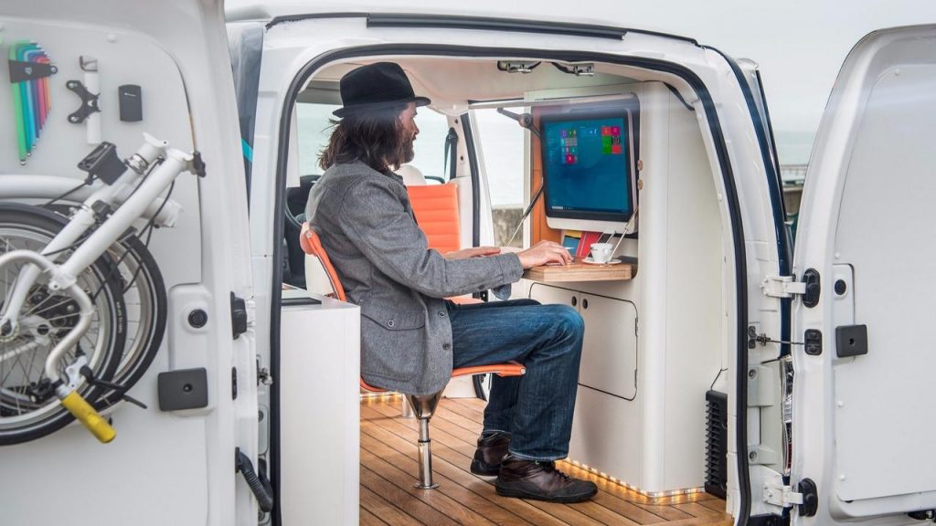 谁说上班一定要去公司 看看日产用电动车打造的移动办公室