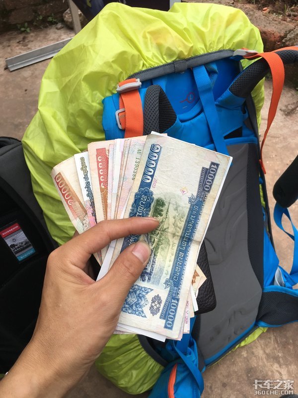 只需默默递上1万老挝币就能继续通行,这些钱折合8元人民币,相比国内的