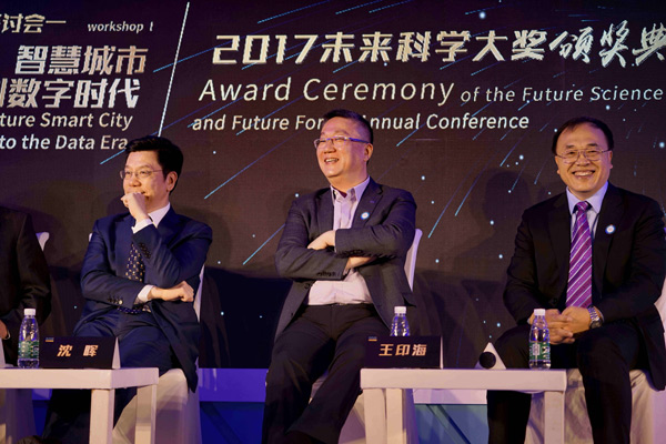 威马汽车创始人、董事长兼CEO沈晖（中）