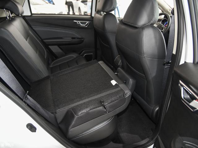 吉利又一新SUV来袭，低价格高配置，这下该谁颤抖了？