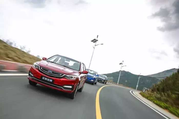 背起行囊远走他乡，在慢节奏里虚度时光