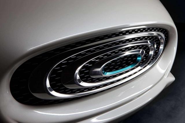 坐进车里，眼前就是一块大屏幕，这车比特斯拉炫多了