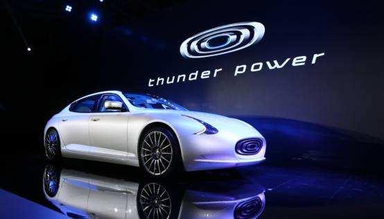 坐进车里，眼前就是一块大屏幕，这车比特斯拉炫多了