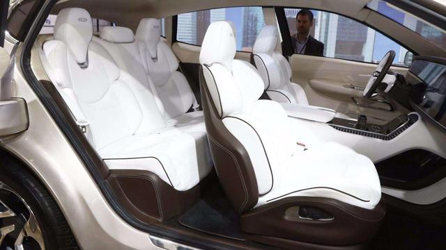 坐进车里，眼前就是一块大屏幕，这车比特斯拉炫多了