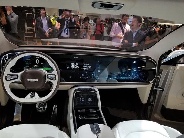 坐进车里，眼前就是一块大屏幕，这车比特斯拉炫多了