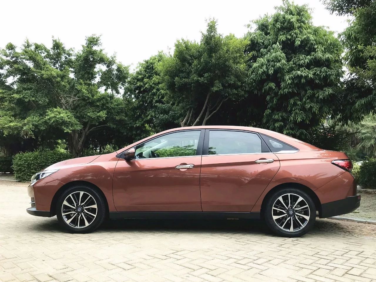 D60的车身尺寸为4756/1803/1487 mm，轴距和轩逸一样，都是2700mm