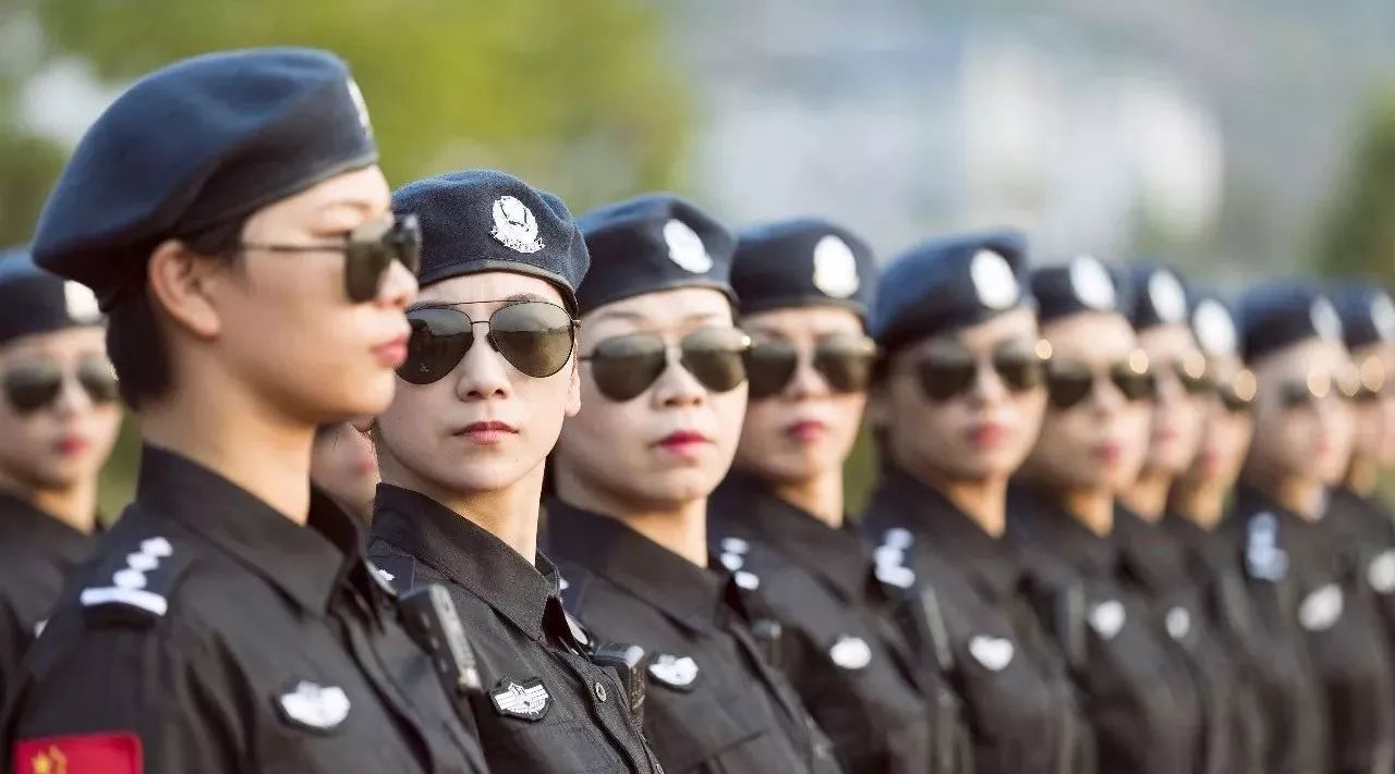 丽水一女警行动队执勤亮相 颜值爆表成街头靓丽风景