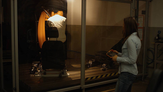 福特座椅测试机器人 三周内坐下2.5万次