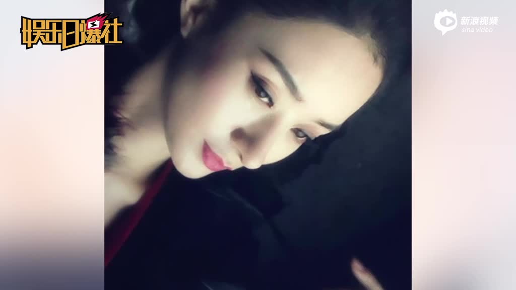 赵丽颖蓝裙秀雪白香肩