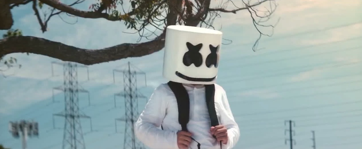 marshmello是美国知名dj,这首《alone》的mv在油管上点击.