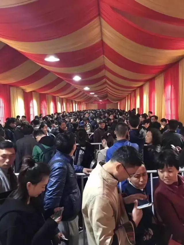 万人排队抢房！南京富人动用千亿资金的摇号游戏__财经头条__新浪财经