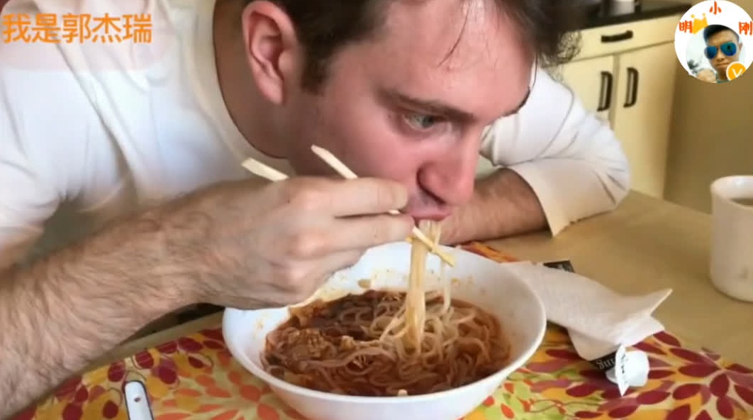 老外挑战中国螺蛳粉,以为很臭却差点吃疯了,我爱这中国美食!