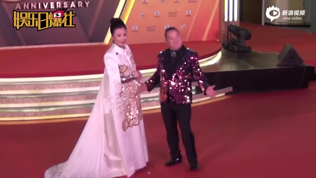 曾志伟手扶汪明荃似骑士 头上写“50”为TVB庆生超给力