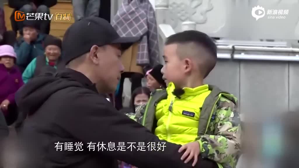 Jasper有偶像包袱 听到“有人在拍照”变乖站好