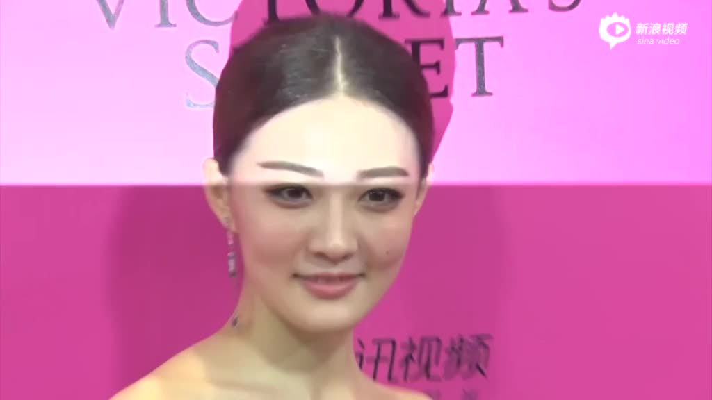 张艺谋维密秀场后台合影 搂妻子蛮腰大秀恩爱_手机新浪网
