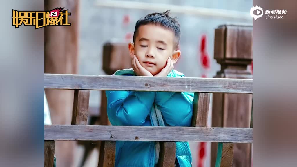 Jasper翻白眼萌态十足 爸爸陈小春弯腰安慰