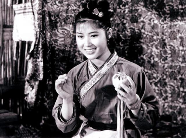 17岁凭《刘三姐》名扬全国,有观众因看她的戏坐牢15年