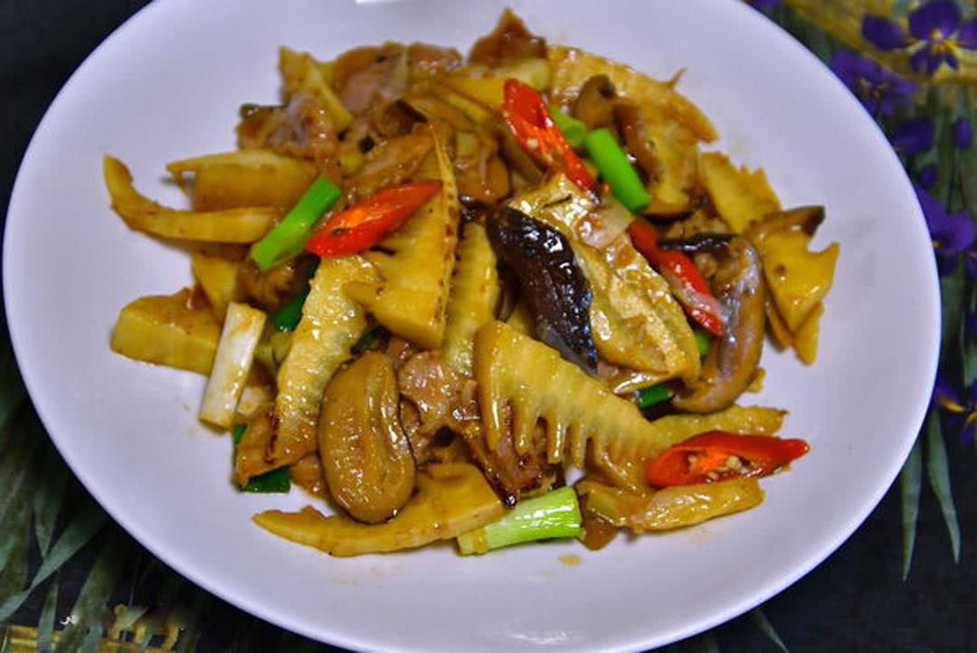 其实就是常见家常料理笋片炒肉的升级版啦!笋尖,是竹笋最柔软的部分.