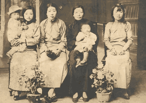 民国三妻四妾的人还不少真实的小妾和正其实一目了然