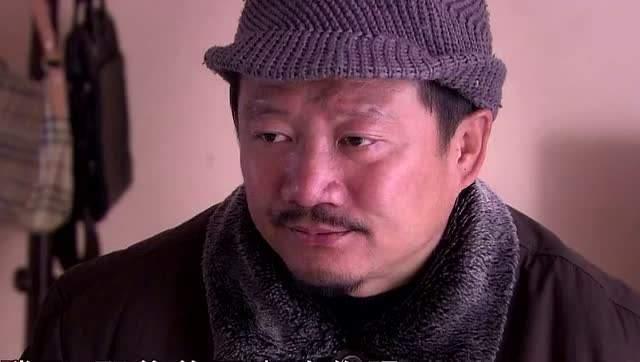 谢广坤的扮演者真名叫做唐建军,他原来也是一个二人转演员,在有一次