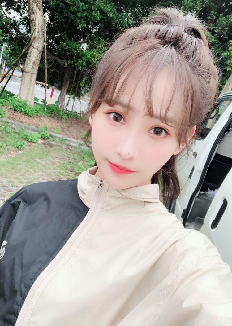 21岁的蒋申太会穿演绎了运动系女孩这样的清新面孔了解一下