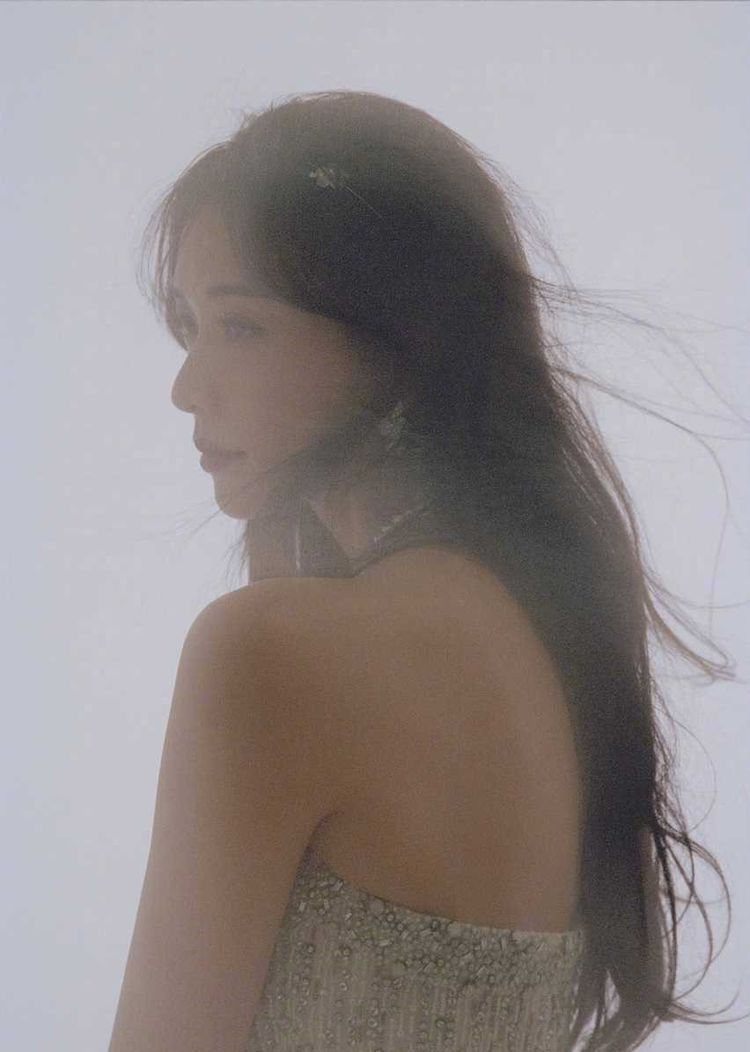 林志玲在这画面中显得很是神秘,侧颜照美得让人心动,眉眼实在是精致