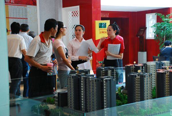 一夜之间抢房潮四起,全款买房扎堆,房价难道没救了吗?