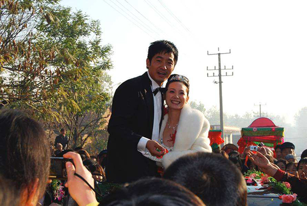 曾因贫穷辍学,跑龙套10年终于一炮而红,成名后带女友回农村结婚