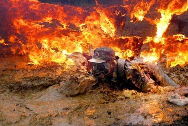 的掩体,我们应该做的第一件事就是躲在这些掩体里,这样当炮弹爆炸时