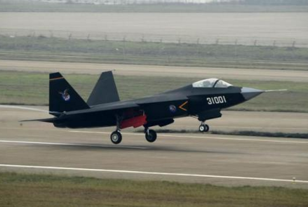 歼31借鉴歼20技术,双方机头部位日益趋同,采用新材料减2吨