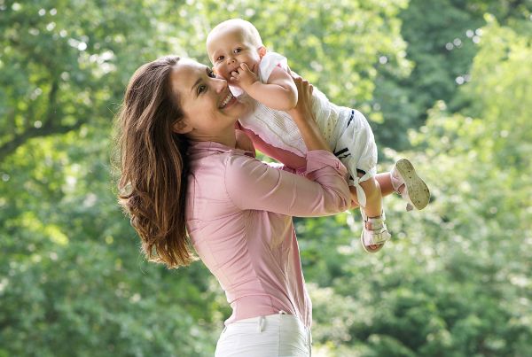 宝宝出生后,抱孩子的人有讲究,为了宝宝健康,家长给孩子把好关