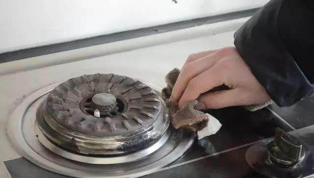 家里燃气灶清理方法