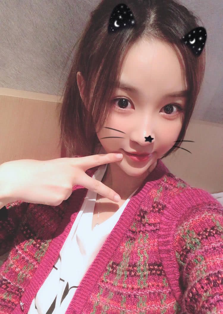 雪梨生下宝宝之后,依旧少女心十足标准"网红"自拍.