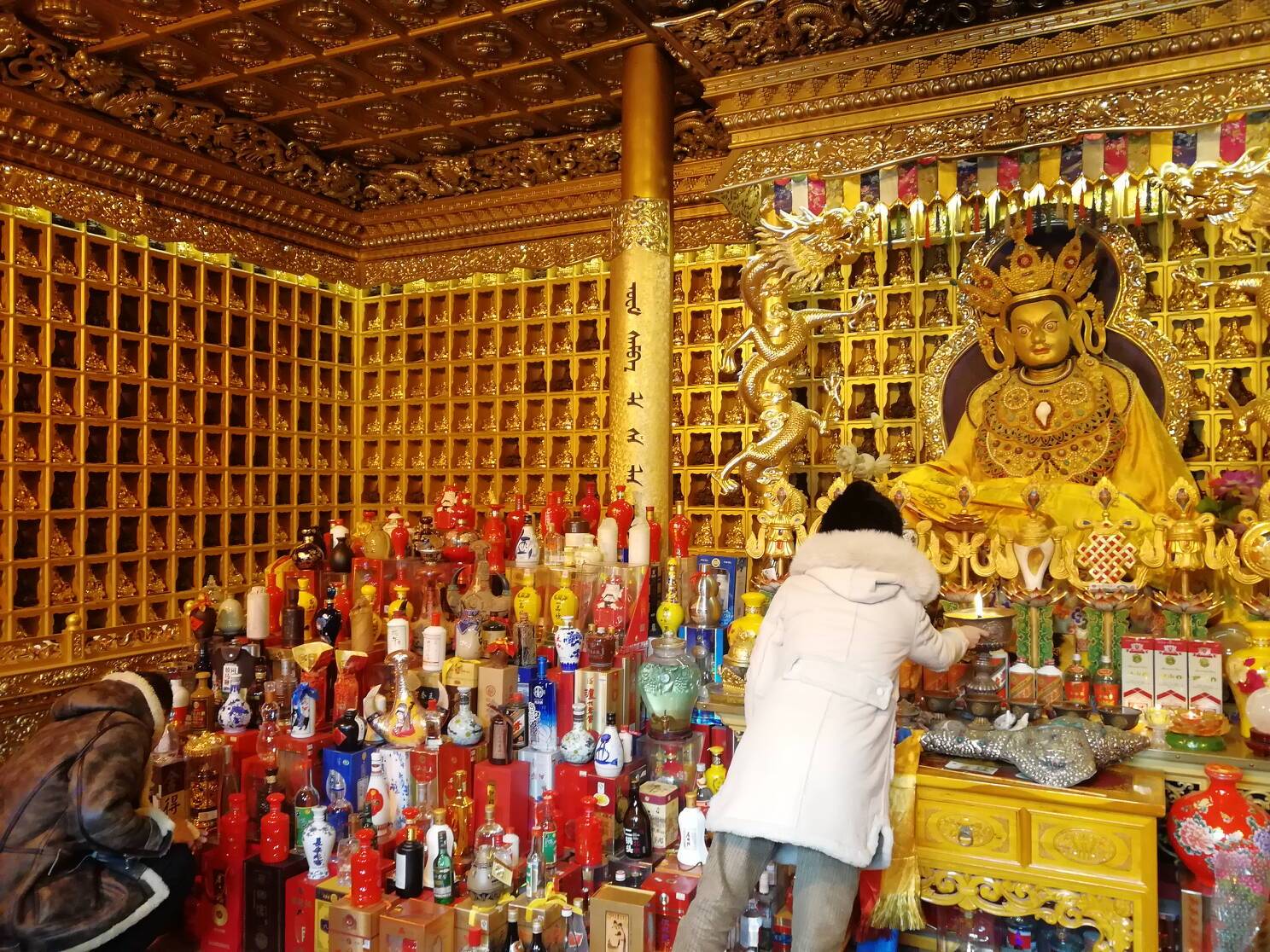 西安古城墙内的一缕青藏魂,全国首座财神千佛殿,为何那么多酒?