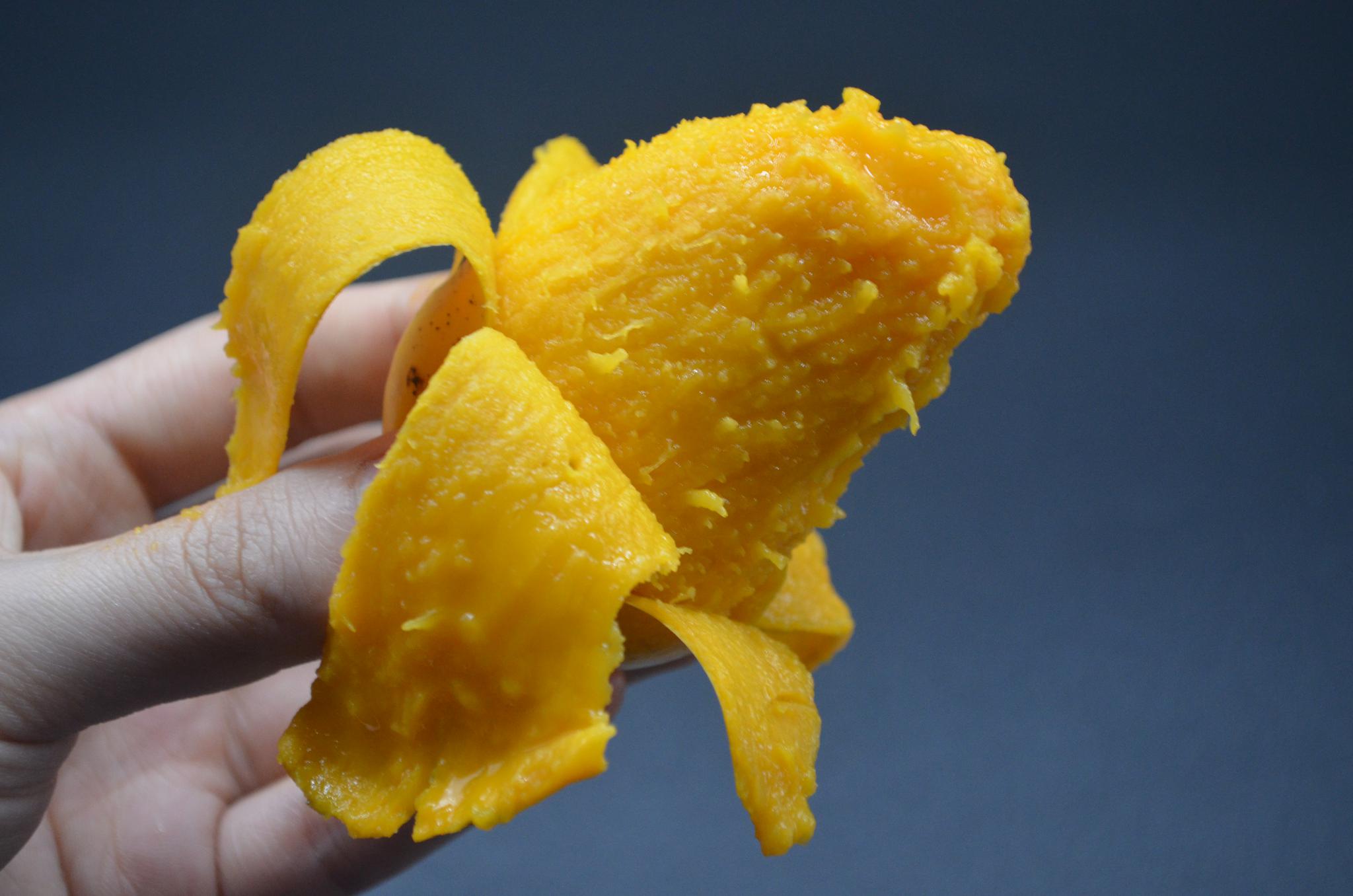 剥芒果谁还用手抠教你3个剥芒果的新方法不脏手不流汁真棒