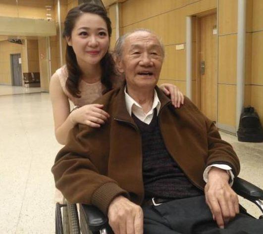 她们同演暖春一个多年后与爷爷重聚落泪她却沦为路人