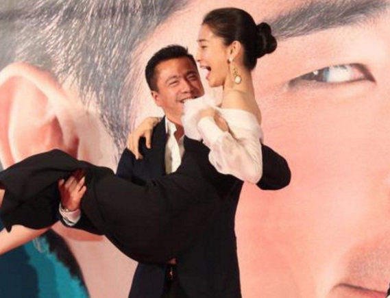 女明星被公主抱瞬间:佟丽娅被走光,而贾玲承包了我一年的笑点