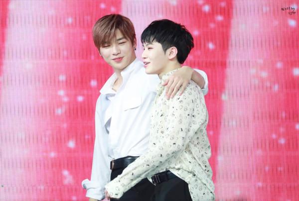 姜丹尼尔搂住woozi!16公分身高差意外变"情侣视角"