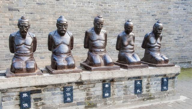 1155年,秦桧寿终,他的儿子秦熺希望能够继承父亲的官职,遭到赵构的一