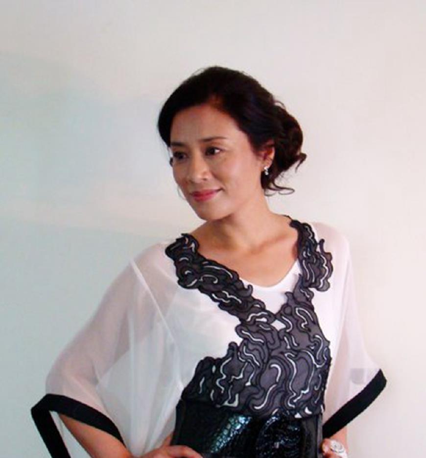 19岁出道至今单身,56岁每天都坚持健身,现生活幸福依旧年轻|李凤绪