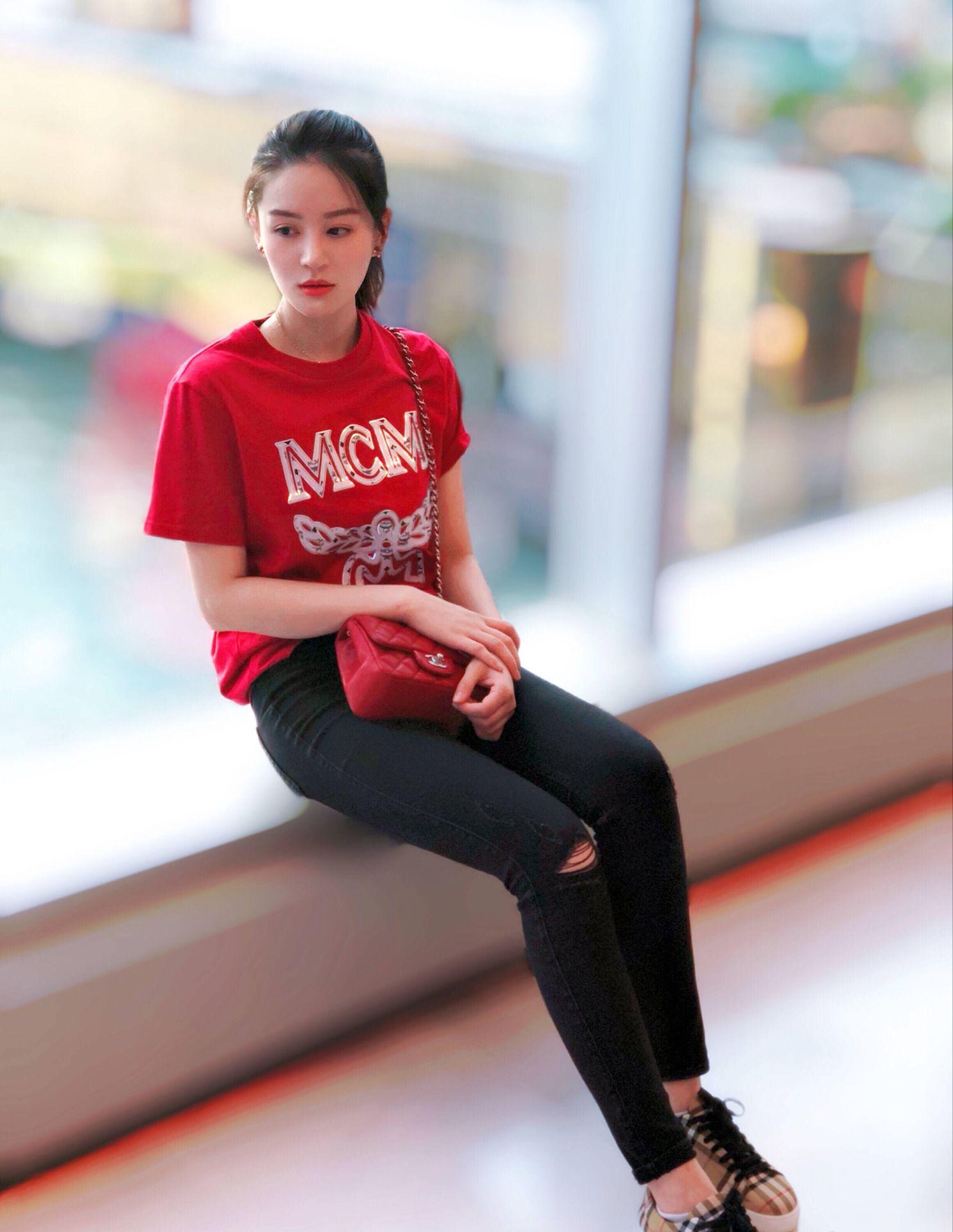 曾一萱出演《如懿传》赢得了大批粉丝,戏外穿搭更让人叫好